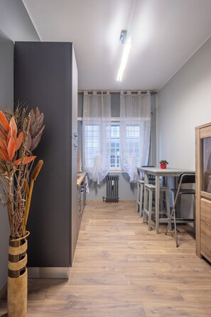 Réfrigérateur, four à micro-ondes, un four, surface de cuisson