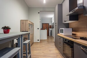 Réfrigérateur, four à micro-ondes, un four, surface de cuisson