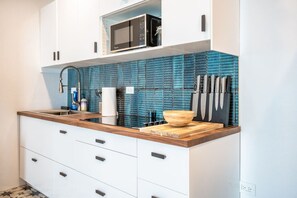 Fridge, microwave, stovetop, coffee/tea maker