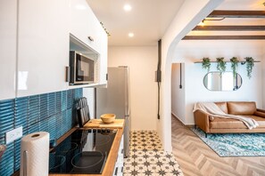 Fridge, microwave, stovetop, coffee/tea maker