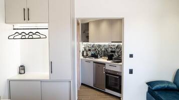 Een koelkast, een oven, een kookplaat, een koffiezetapparaat/waterkoker