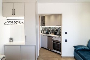 Réfrigérateur, four, plaque de cuisson, cafetière/bouilloire