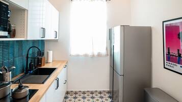 Fridge, microwave, stovetop, coffee/tea maker