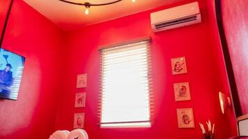 Desk, iron/ironing board, WiFi, bed sheets