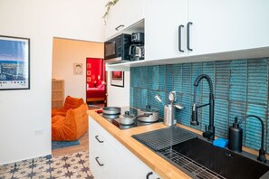 Kühlschrank, Mikrowelle, Herdplatte, Wasserkocher mit Kaffee-/Teezubehör