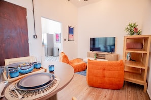 Smart TV - Casa Flores「UNIT 3「Flamboyan」Walk to the Beach (San Juan)