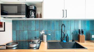 Réfrigérateur, micro-ondes, plaque de cuisson, cafetière/bouilloire