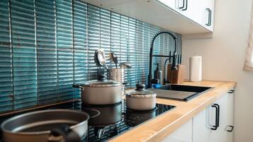 Fridge, microwave, stovetop, coffee/tea maker