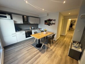 Geladeira, micro-ondas, cooktop, lava-louças