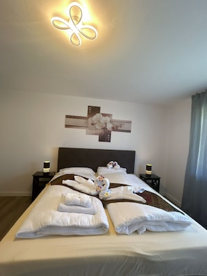 3 chambres, bureau, Wi-Fi gratuit, draps fournis