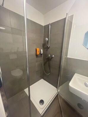 Dusche, Handtücher, Seife, Shampoo