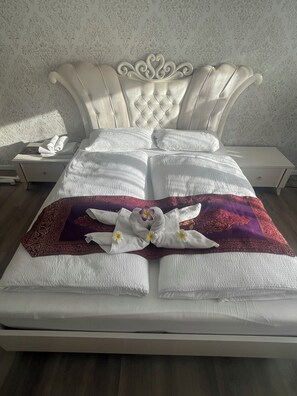 3 quartos, escrivaninha, Wi-Fi de cortesia, roupa de cama