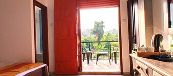 Twin/Double Room at Charming Boutique Property-Wi-Fi,AC @ out skirts' of Colombo