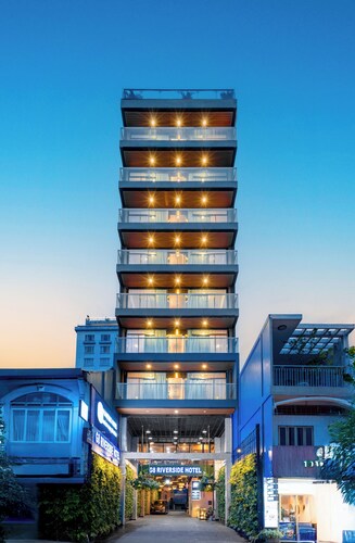 G8 Riverside Hotel & Rooftop Skybar