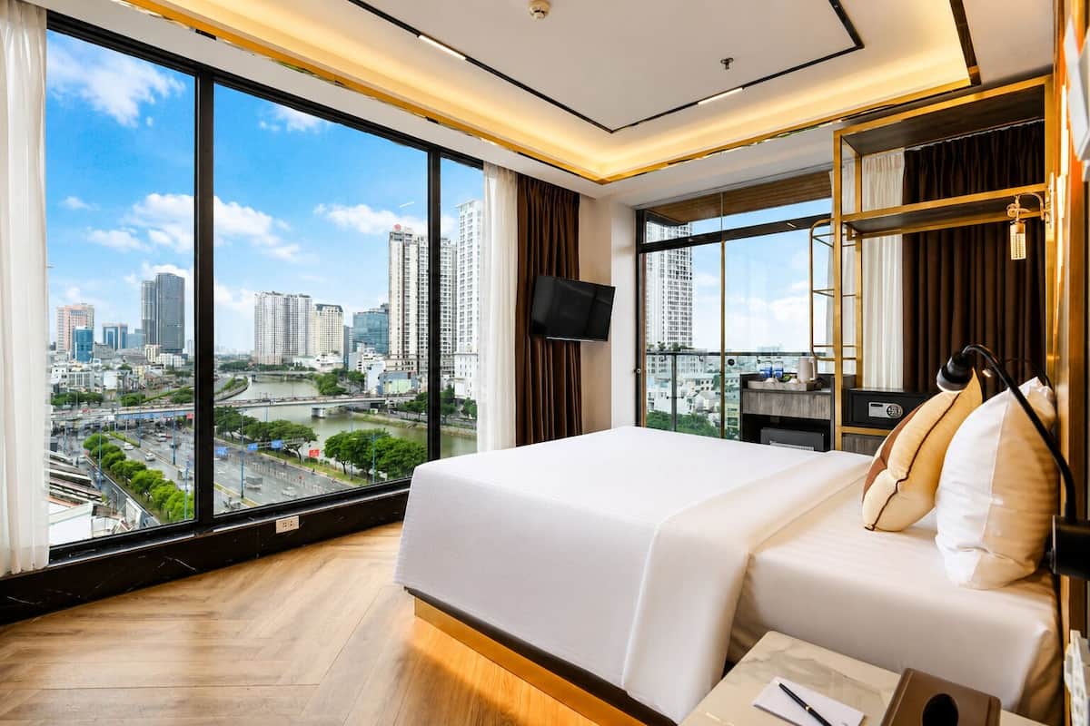 Riverside with Balcony Free 1 signature cocktail | 무료 WiFi