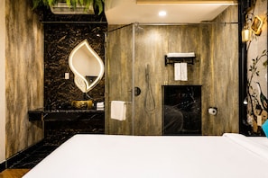 Deluxe Double City View Free 1 signature cocktail | 욕실 | 비데, 타월, 비누, 샴푸