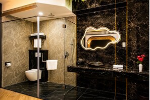Superior Room Free 1 signature cocktail | 욕실 | 비데, 타월, 비누, 샴푸