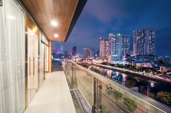 Business Room | Balcony