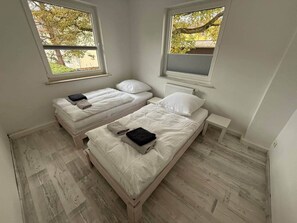 2 bedrooms, iron/ironing board, WiFi, bed sheets - Central apartment south of Kassel with MEGA roof terrace (Kassel)