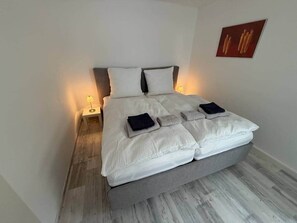 2 habitaciones, tabla de planchar con plancha, wifi y ropa de cama 