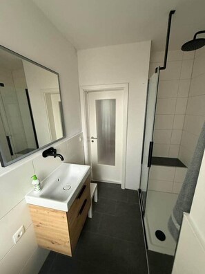 Shower, hair dryer, toilet paper - Central apartment south of Kassel with MEGA roof terrace (Kassel)