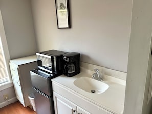 Réfrigérateur, cafetière/bouilloire, grille-pain, tables à manger