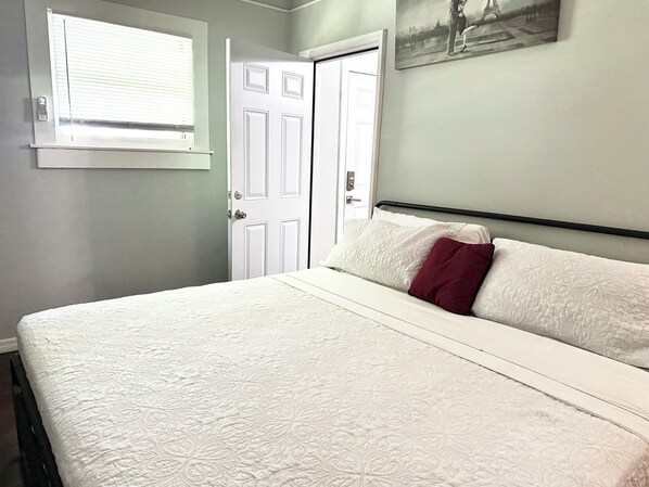 2 slaapkamers, een strijkplank/strijkijzer, gratis wifi, beddengoed