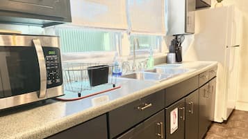 Fridge, oven, stovetop, coffee/tea maker