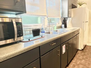 Fridge, oven, stovetop, coffee/tea maker