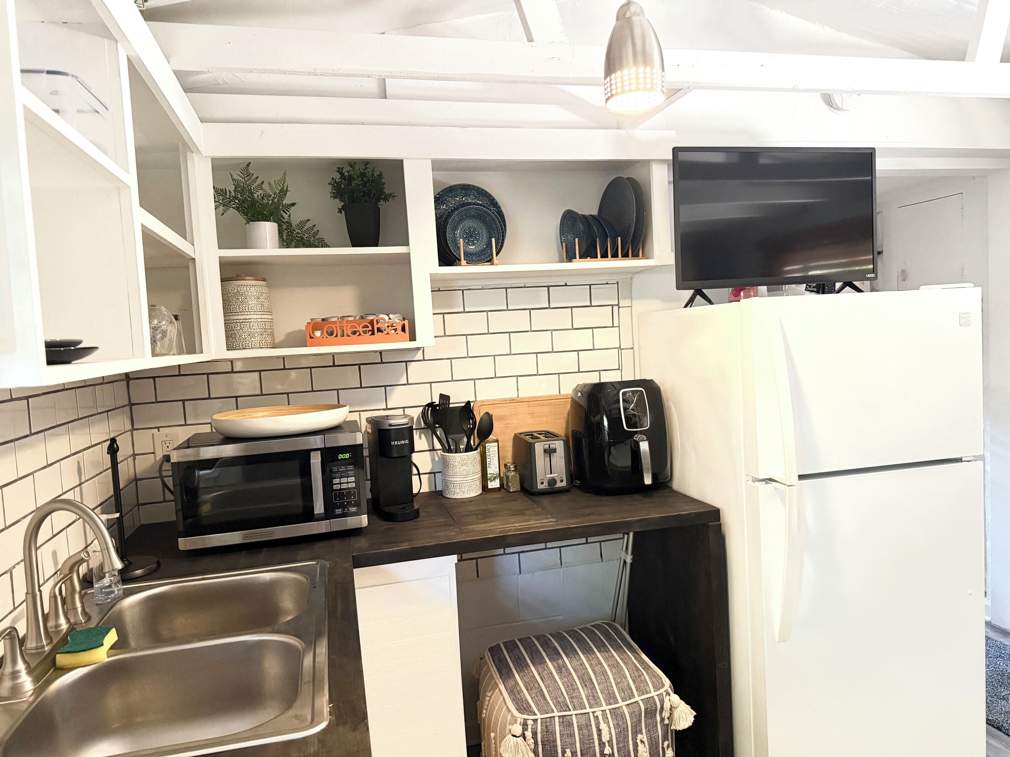 Kühlschrank, Wasserkocher mit Kaffee-/Teezubehör, Toaster