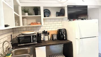 Kühlschrank, Wasserkocher mit Kaffee-/Teezubehör, Toaster