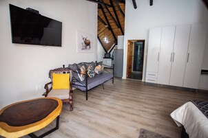 Luxury Studio Suite, Balcony, Pool View | Living area