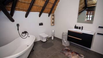 Ein modernes Badezimmer mit Badewanne, Toilette und Waschtisch.