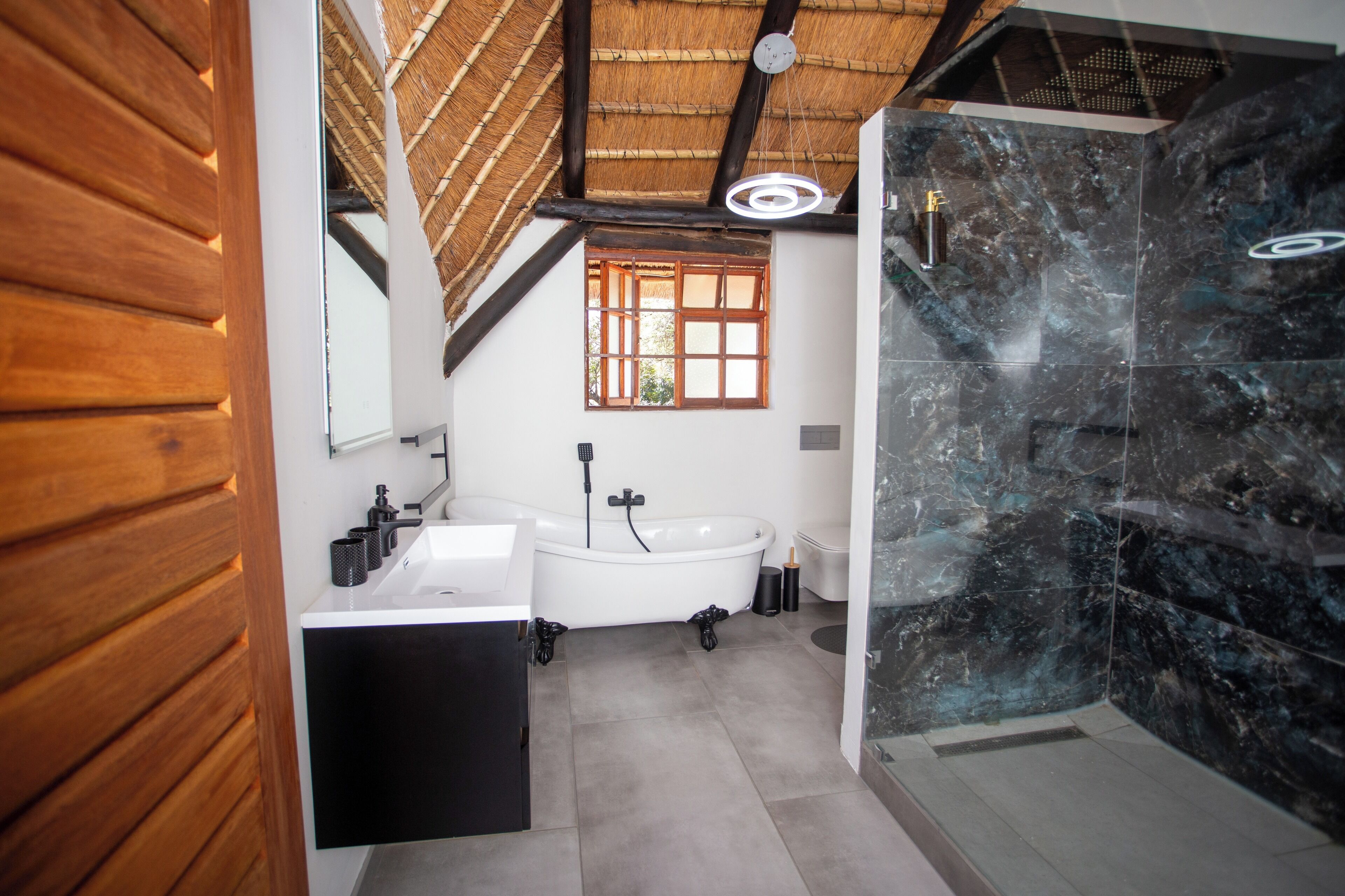 Badewanne und Dusche (separat), Handtücher, Seife, Shampoo