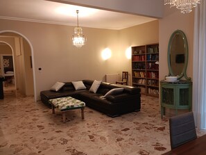 Una Smart TV, libros