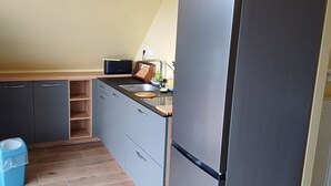 A compact kitchen with a microwave, toaster, and refrigerator. - Logis de la Provosterie - CROCUS (Ahuille)