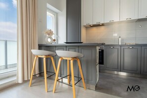 Apartamento luxo, sacada, vista para a cidade | Cozinha privada | Geladeira, micro-ondas, fogão, cooktop