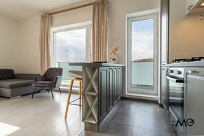 Apartamento luxo, sacada, vista para a cidade | Cozinha privada | Geladeira, micro-ondas, fogão, cooktop