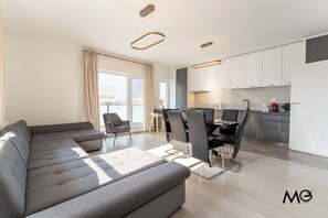 Lägenhet Deluxe - balkong - utsikt mot staden | Vardagsrum | 50-centimeters smart-tv med kabelkanaler, Netflix och streamingtjänster