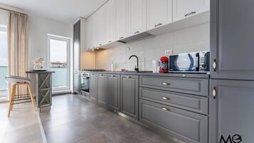 Deluxe Apartment, Balcony, City View | Private kitchen | Fridge, microwave, oven, stovetop