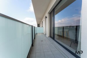 Apartamento luxo, sacada, vista para a cidade | Terraço/pátio