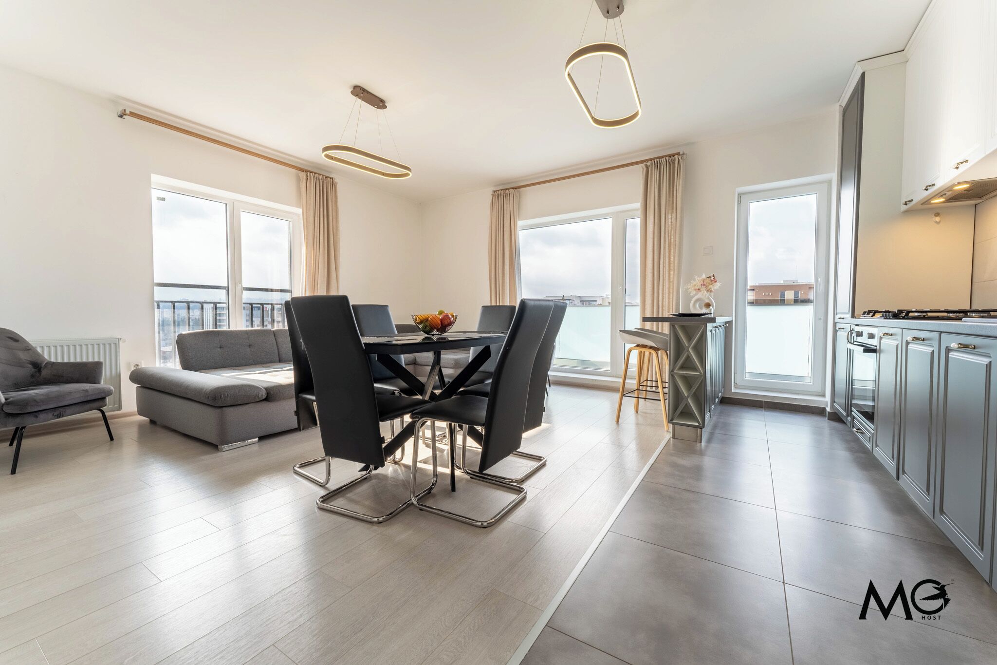 Apartemen Deluks, balkon, pemandangan kota | Area keluarga | Smart TV 50-cm dengan saluran TV kabel, Netflix, dan layanan streaming