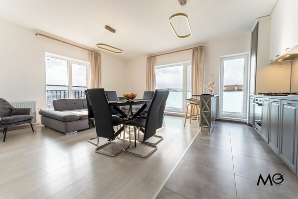 Apartamento luxo, sacada, vista para a cidade | Área de estar | Smart TV 50 cm com canais a cabo, Netflix, serviços de streaming