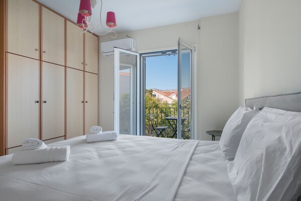 1 bedroom, bed sheets