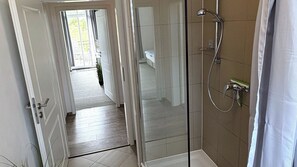 Een douche, een haardroger, handdoeken, toiletpapier