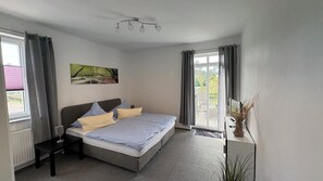 2 bedrooms, free WiFi, bed sheets - Haus am Röblinsee - Holiday apartment Spatz in Fürstenberg / Havel (Fürstenberg/Havel)
