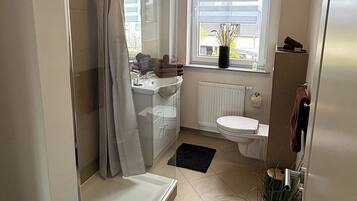 Doccia, asciugacapelli, asciugamani, carta igienica