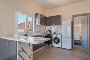 Fridge, oven, stovetop, dishwasher