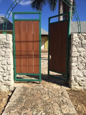 المنطقة المحيطة بالمنشأة