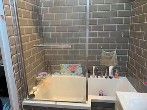مناشف، صابون، ورق حمّام